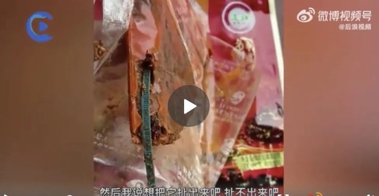 女子曝光重庆小天鹅集团火锅底料有塑料，竟被“品牌方”以小孩威胁？
